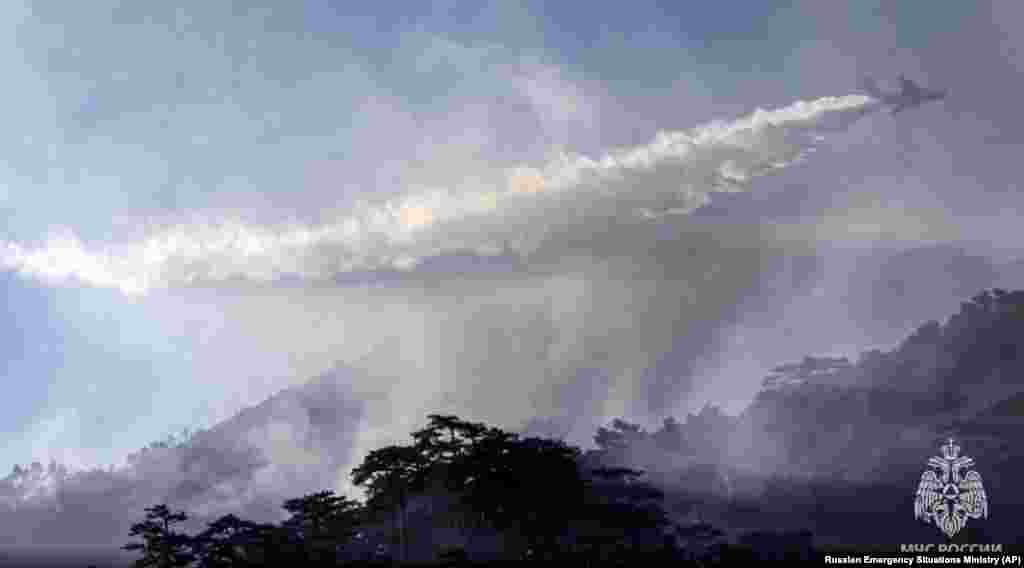 Hidroavion amfibija Beriev Be-200 ispušta vodu na požarom zahvaćene delove Sibira