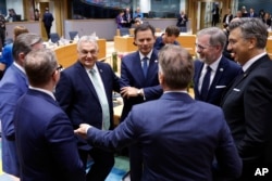 Зліва направо: прем'єр Бельгії Барт де Вевер, прем'єр Угорщини Віктор Орбан, прем'єр Португалії Луїш Монтенегро, прем'єр Чехії Петр Фіала, прем'єр Хорватії Андрей Пленкович, прем'єр Словенії Роберт Голоб та прем'єр Фінляндії Петтері Орпо на саміті у Брюсселі, 26 червня 2025 року