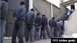 Prizonieri de război într-o tabără din Ucraina, în toamna anului 2024.