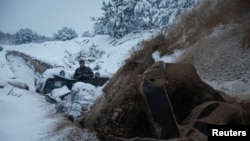 MIlitarii ucraineni sapă șanțuri antitanc vehicul de inginerie militară lângă granița cu Belarus în zona de excludere Chornobîl. 14 decembrie 2023