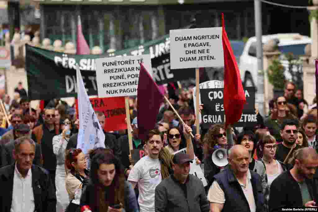 Punëtorët kosovarë protestuan në Prishtinë për të drejtat e tyre, dhe kërkuan rritjen e pagave.