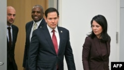 Ministra de externe germană, Annalena Baerbock, și secretarul de stat american, Marco Rubio, sosind la convorbiri, în marginea reuniunii ministeriale NATO, la Bruxelles, în timp ce miniștrii de externe francez și britanic Jean-Noel Barrot (stânga) și David Lammy, îi urmează.