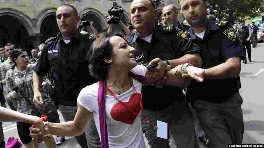 Policija hapsi aktivistu za gej prava nakon sukoba sa pripadnicima pravoslavne crkve u glavnom gradu Gruzije, 17. maja 2012. godine. Desetine LGBT aktivista je izašlo na ulice da obeleži Međunarodni dan protiv homofobije i transfobije.&nbsp;