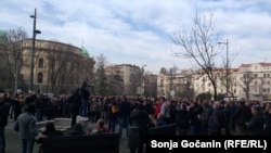 Zaposleni u "Pošti" kažu da su "plate većine zaposlenih u tom preduzeću ispod prosečne zarade u Srbiji". Protest radnika JP "Pošta Srbije" u centru Beograda.