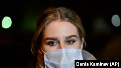 Ljubov Szobol, egy Navalnij korrupcióellenes alapítványánál dolgozó ügyvéd a sajtónak nyilatkozik egy moszkvai rendőrkapitányságon, 2021. január 21-én. 