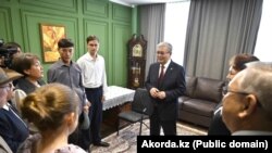 Касым-Жомарт Токаев посещал школу имени Кемеля Токаева в городе Уштобе в 2023 и в 2024-м. На этом снимке он в учебном заведении в декабре 2024 года