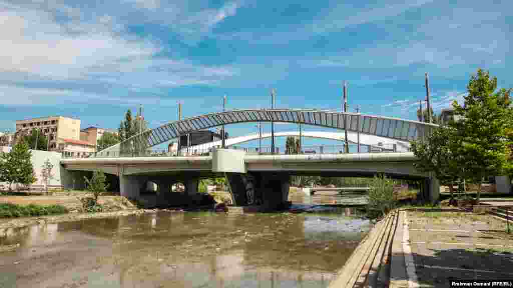 Ura e re ndodhet afër urës kryesore të Mitrovicës (në foto), e cila që nga viti 1999 ndan Mitrovicën e Jugut me atë të Veriut.