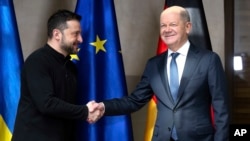 Kancelari gjerman Olaf Scholz (djathtas) dhe presidenti ukrainas Volodymyr Zelensky takohen për bisedime në Konferencën e Sigurisë në Munih, më 15 shkurt.