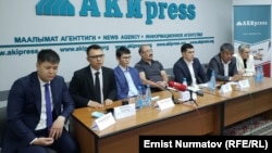 Представители недовольных партий на пресс-конференции.