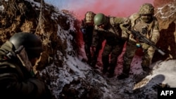 Soldați ucraineni din unitatea de apărare aeriană a Brigăzii 24 Mecanizate desfășoară exerciții în regiunea Donețk, pe 14 decembrie.