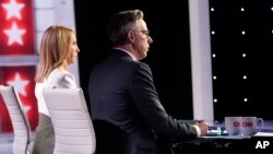 Moderatorii CNN Dana Bash (s) și Jake Tapper, joi, 27 iunie, în timpul dezbaterii candidaților la președinția SUA. CNN a avut la dispoziție un mecanism de verificare a afirmațiilor în timp real, dar nu l-a pus la dispoziția telespectatorilor. 