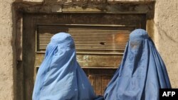 Според Талибанците „идеалното покривање на лицето е сеопфатната сина бурка“, која стана глобален симбол на претходните талибански власти кои владееја со Авганистан од 1996 до 2001 година.