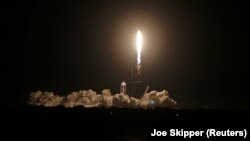 Raketa SpaceX Falcon 9, sa kapsulom Crew Dragon, lansirana je sa tri NASA i jednog ESA astronauta na misiju na Međunarodnu svemirsku stanicu u svemirskom centru Kennedy u Cape Canaveralu, Florida, SAD, 10. novembra 2021. 