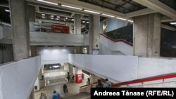 Sub plafonul care trebuie refăcut sunt cele doua stații de metrou Unirii 1 și 2 și râul Dâmbovița.