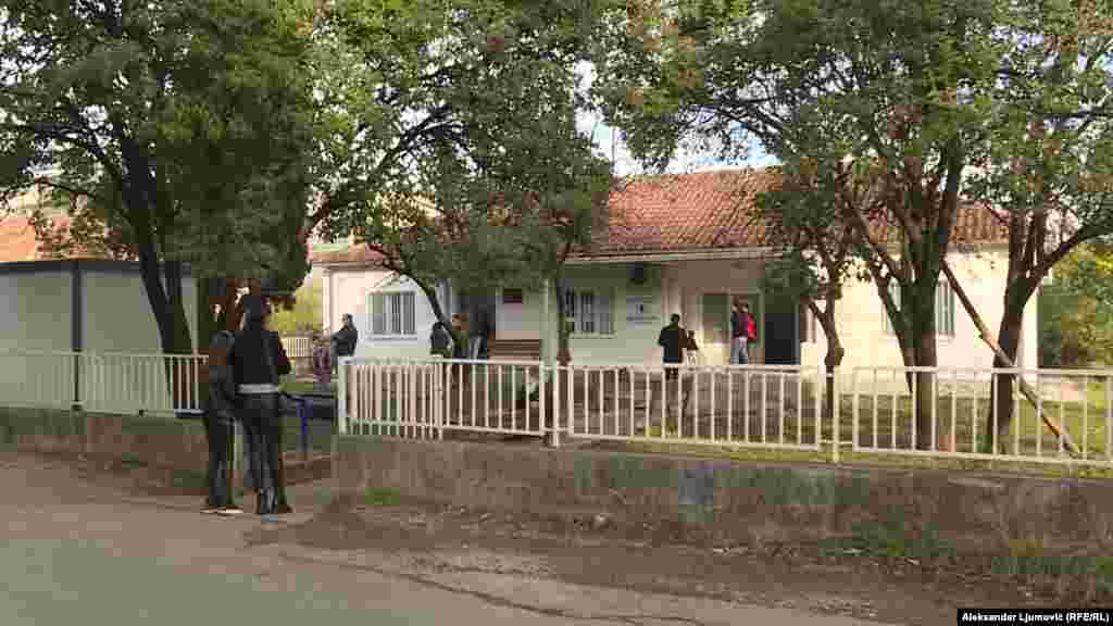 Ispred COVID centra za djecu, na drugom kraju Podgorice, manja je gužva.