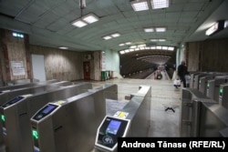 La începuturi, biletele putea fi achiziționate prin introducerea unei fise de un leu în aparatele de taxare, aflate la intrarea în stații.