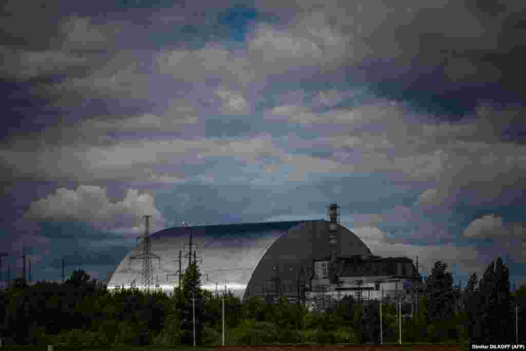 A képen a csernobili atomerőmű 4-es számú reaktorblokkját takaró védőburok 2022. május 29-én, az orosz csapatok kivonulása után