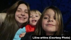 Alisa Veremejenko, tridesetogodišnja Ukrajinka koja je sa dvoje djece izbjegla iz iz Kijeva u Podgoricu zbog ruske vojne agresije na njenu zemlju, sa svojom djecom (Foto iz porodičnog albuma)