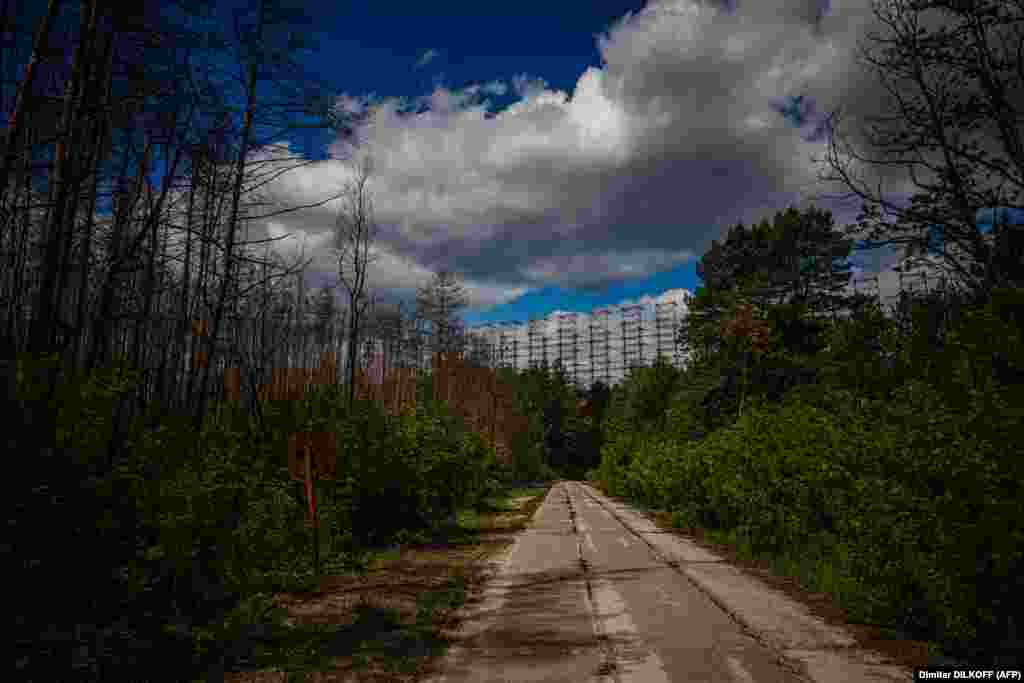 Használaton kívüli, szovjet gyártmányú Duga&ndash;1 horizont feletti radarrendszer (OTH) a csernobili zónán belüli erdőben