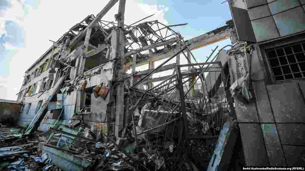 Разрушената от руски обстрел сграда на училището на Васил.