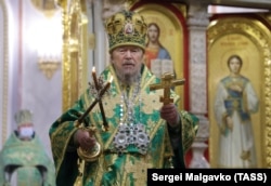 Митрополит Симферопольский и Крымский Лазарь во время литургии в Александро-Невском кафедральном соборе. Симферополь, 17 апреля 2022 года