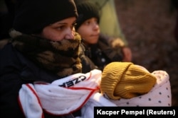 Autoritățile poloneze au găsit un grup de migranți într-o pădure din Polonia, în apropierea graniței cu Belarus. Aceștia au fost duși la un centru de detenție. (9 noiembrie, 2021)