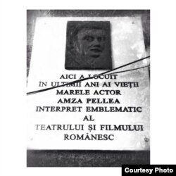 A bukaresti épületeken elhelyezett több száz emléktábla egyike – ehhez hasonlók inspirálták Ana Rubeli szenvedélyét a kulturális örökség iránt