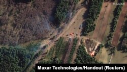 Bejutásra várakozó migránsok a kuźnicai határátkelő közelében 2021. november 10-én