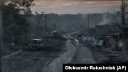 Остатоци од автомобили лежат покрај патот за време на тешките борби на линијата на фронтот во Северодоњецк, регионот Луганск, Украина, 8 јуни 2022 година.