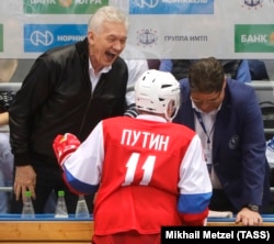Fondatorul Gunvor Group, Ghenadi Timcenko, și președintele Federației Ruse, Vladimir Putin (cu spatele), la Soci, în mai 2017.