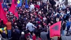 Partitë politike shkelin masat kundër COVID-19 