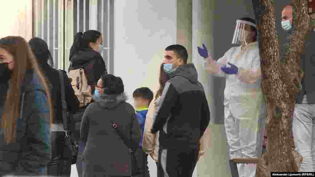 Zdravstvena radnica komunicira s roditeljima/starateljima ispred COVID centra za djecu.