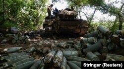 Granate oko tenka na položaju ukrajinskih pripadnika u regiji Donjeck 11. juna.