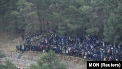 Стотици мигранти опитаха да преминат границата в понеделник.