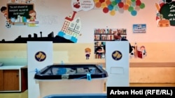 Sa jednog od glasačkih mesta u Prištini, fotografija iz arhive