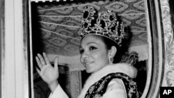 Perandoresha Farah, gruaja e Shahut të Iranit, është fotografuar e veshur me kurorën e saj nëpër rrugët e Teheranit, 26 tetor 1967, pas ceremonisë së kurorëzimit si perandoreshë.