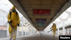 Ekipet e emergjencave duke dezinfektuar rrugët në Moskë. Nëntor, 2021.