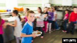 Diákok a nyíregyházi Görögkatolikus Általános Iskola ebédlőjében 2014. május 9-én