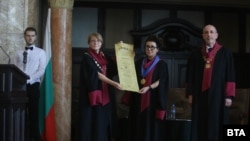 Олга Токарчук по време на церемонията в Аулата на Софийския университет „Св. Климент Охридски“, на която получи почетното звание „Доктор хонорис кауза“.