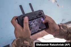 Un soldat ucrainean se uită la ecranul unei drone care arată pozițiile trupelor rusești în timpul luptelor grele de pe linia frontului din Severodonetsk, regiunea Luhansk, Ucraina, miercuri, 8 iunie 2022.