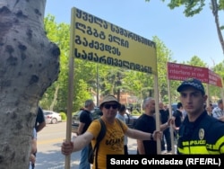 6 და 9 ივნისს აქციის მონაწილეებს ბევრი მსგავსი ბანერი ეჭირათ