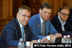 Az Országgyűlés Gazdasági bizottságának ülése 2018-ban. Matolcsy György MNB-elnök, Bánki Erik, a bizottság elnöke és Tóth Csaba alelnök