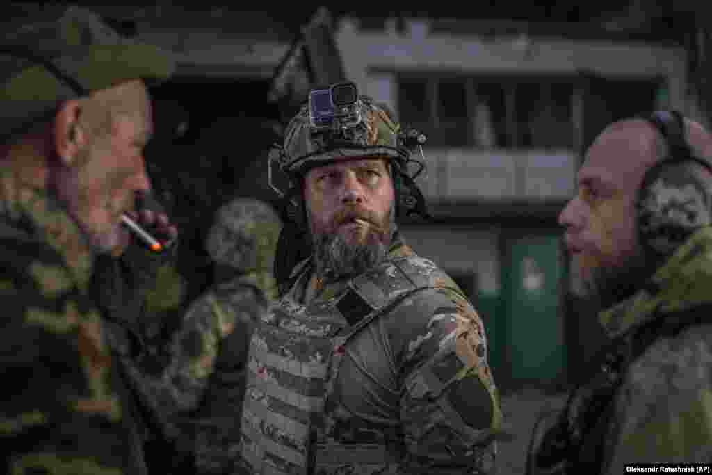 Ushtarë ukrainas duke bërë një pushim të shkurtër në një moment qetësie nga luftimet e ashpra në vijën e frontit në Severodonjeck.