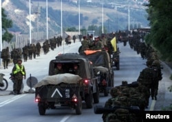Trupat paqeruajtëse duke hyrë nga Maqedonia e Veriut në Kosovë. 12 qershor 1999.