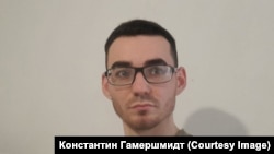 Konstantin Gamershmidt po përballet me gjoba të shumta për qëndrimin e tij kundër luftës.