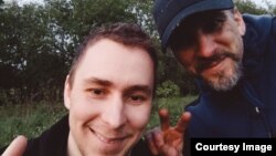 Отец и сын Кузнечики в Латвии сразу после перехода границы