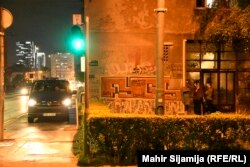 Za organizaciju jedne ovakve izložbe ili druženja LGBTQ+ zajednice prvenstveno je važna sigurnost, navodi većina sagovornika RSE. Uz dvije policijske patrole na ovoj izložbi, osjećaju se sigurno, ali je to, kaže Lejla Huremović, također "mač sa dvije oštrice".