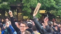 No Comment: Protestatarii din capitala Cehiei, Praga, scutură cheile