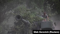 Ukrajinski vojnici voze američku samohodnu haubicu M109 kalibra 155 mm u regionu Donjecka 13. juna 2022.