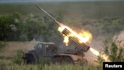 უკრაინელი სამხედროები ისვრიან BM-21 Grad-ის სარაკეტო სისტემიდან ქალაქ ბახმუტის სიახლოვეს. 2022 წლის 12 ივნისი